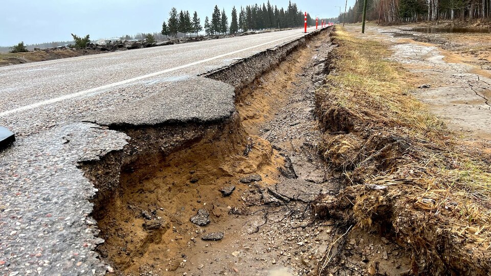 Une route endommagée par les inondations sur le territoire de la Première Nation K'atł'odeeche, aux Territoires du Nord-Ouest, le mercredi 18 mai 2022.