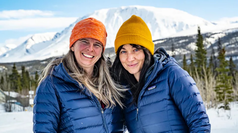 Pascale Marceau et Eva Capozzola posent au pied d'une montagne.