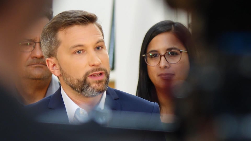 Gabriel Nadeau-Dubois en point de presse.