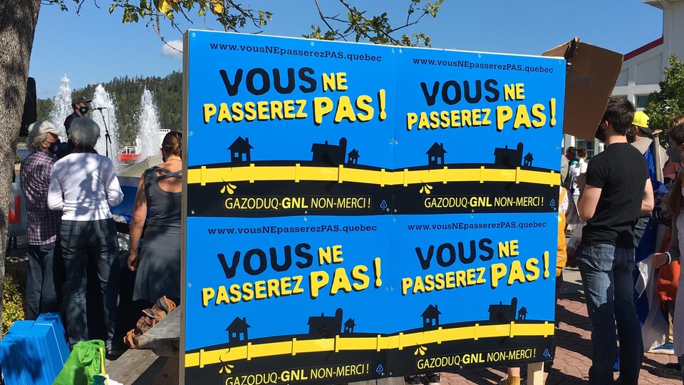 Un gros plan d'une pancarte « Vous ne passerez pas» en parlant de GNL Québec.