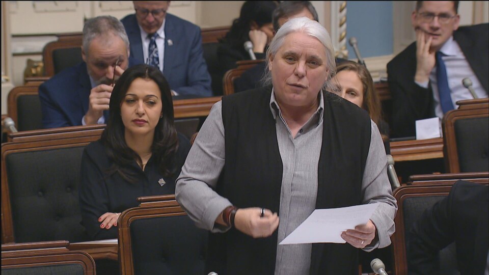 Une députée parle en Chambre