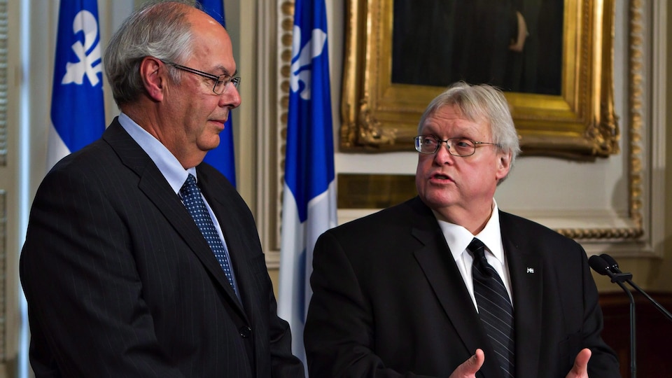 Louis Godin, président de la Fédération des médecins omnipraticiens du Québec, et le ministre Gaétan Barrette