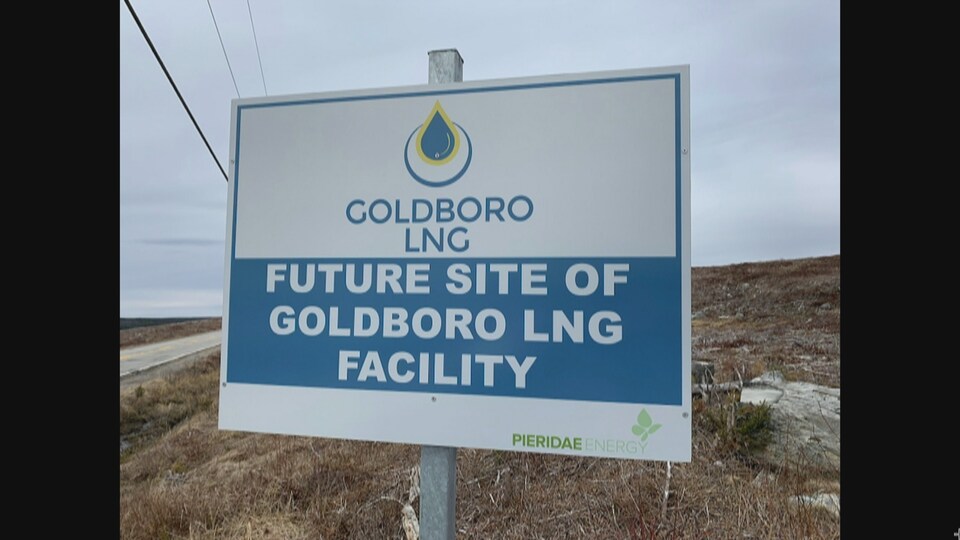 Une pancarte indiquant « Goldboro LNG » est plantée dans le sol.