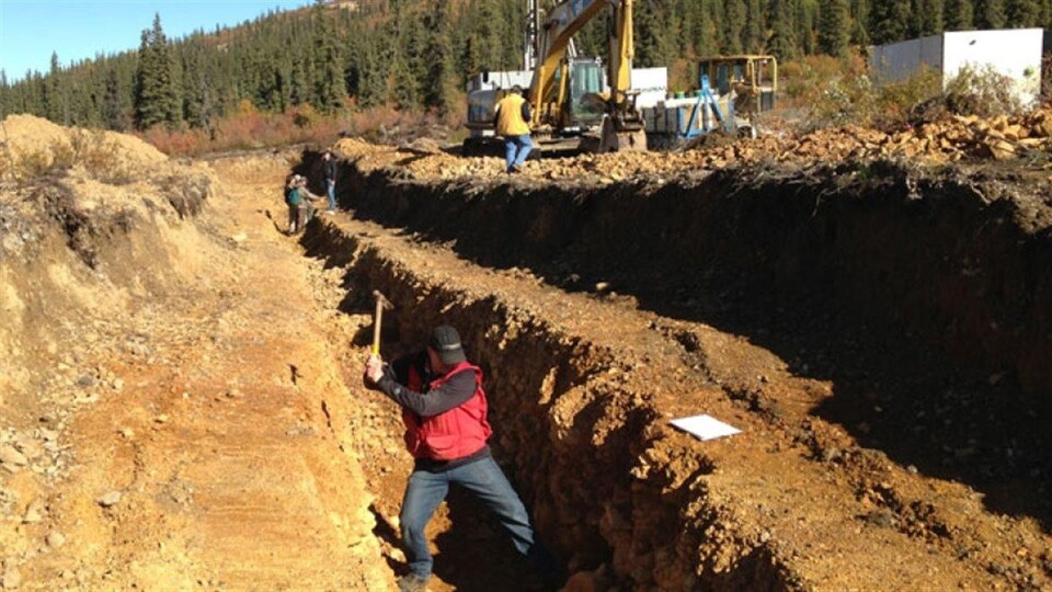 Des ouvriers travaillent sur le projet de la mine Coffee au Yukon en mai 2016