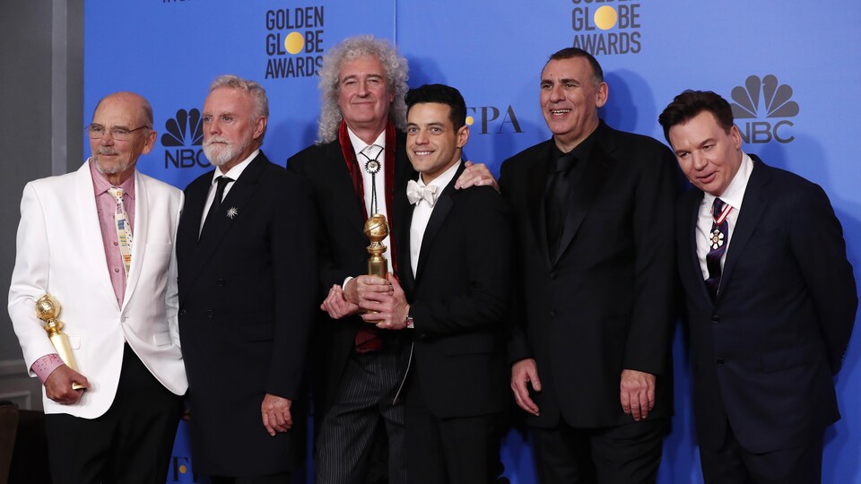 Jim Beach, le gérant de longue date du groupe Queen, Roger Taylor et Brian May, respectivement batteur et guitariste du groupe, l'acteur Rami Malek, le producteur Graham King et le comédien Mike Myers, dans la salle de presse des Golden Globes.