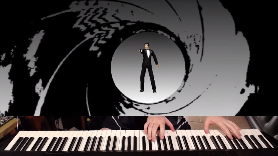 Une capture d'écran montrant un extrait de la vidéo de Jackson Parodi dans lequel la partie supérieure de l'écran affiche le jeu vidéo GoldenEye 007 et la partie inférieure montre le piano et les mains de Jackson Parodi.