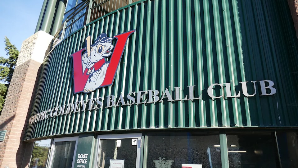 L'entrée du parc Shaw avec le logo de l'équipe de baseball des Winnipeg Goldeyes