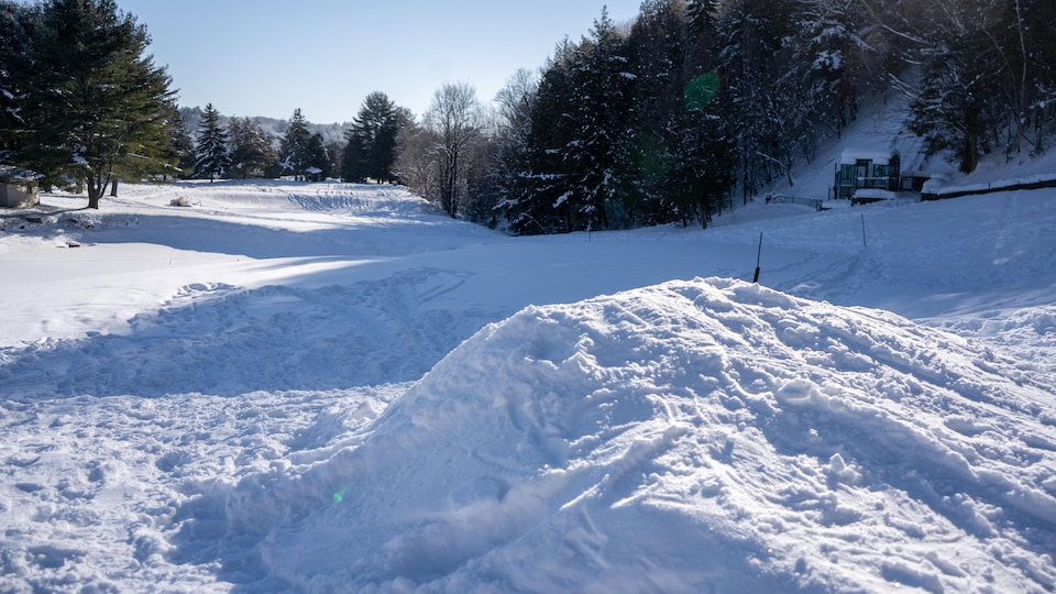 Une butte de neige sur un terrain de golf l'hiver