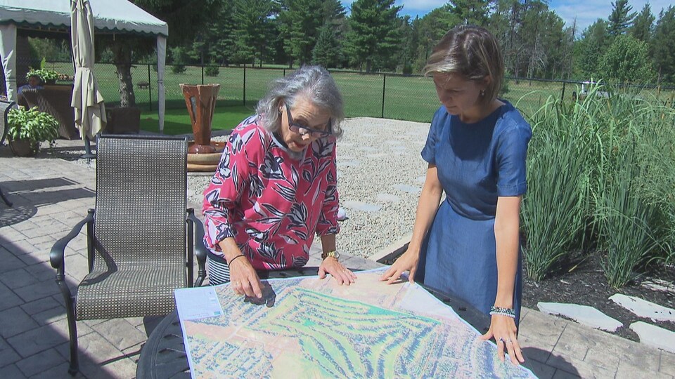 Suzanne Charrette est dans sa cour arrière en compagnie de la journaliste Marie-Pier Bouchard.