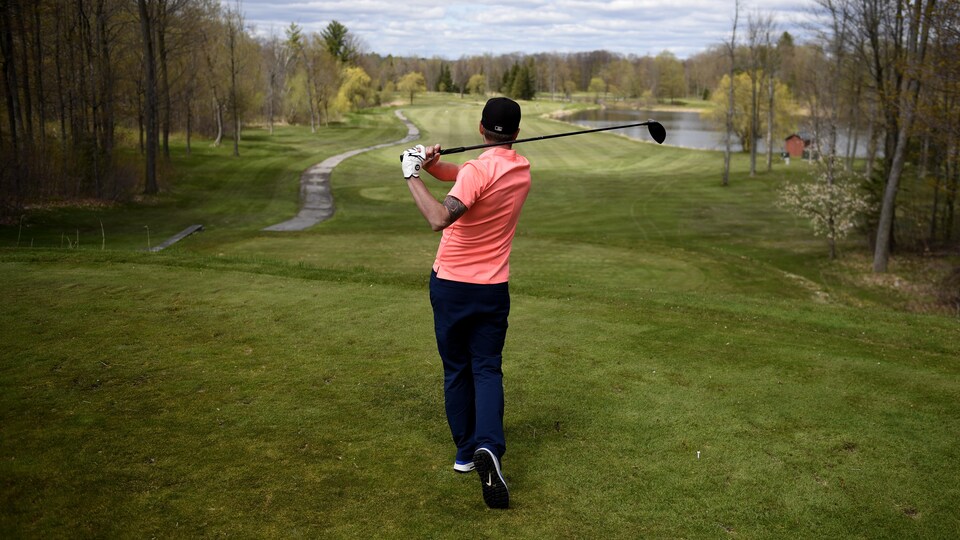 Un homme joue au golf au Loch March Golf & Country Club, à Ottawa.