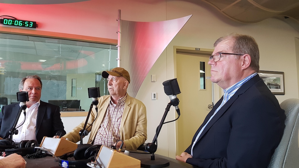 Jean Grégoire, Gonzague Drapeau et René Bélanger sur le plateau radio de l'émission Le monde aujourd'hui