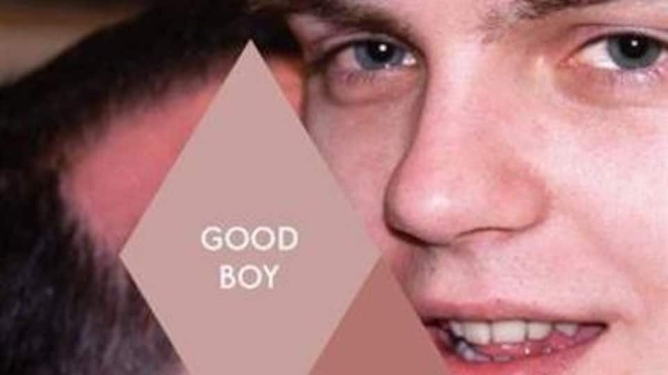 Couverture de livre : photo du visage d'un jeune garçon qui sourit et un homme à moitié caché qui semble lui donner un bec sur la joue.