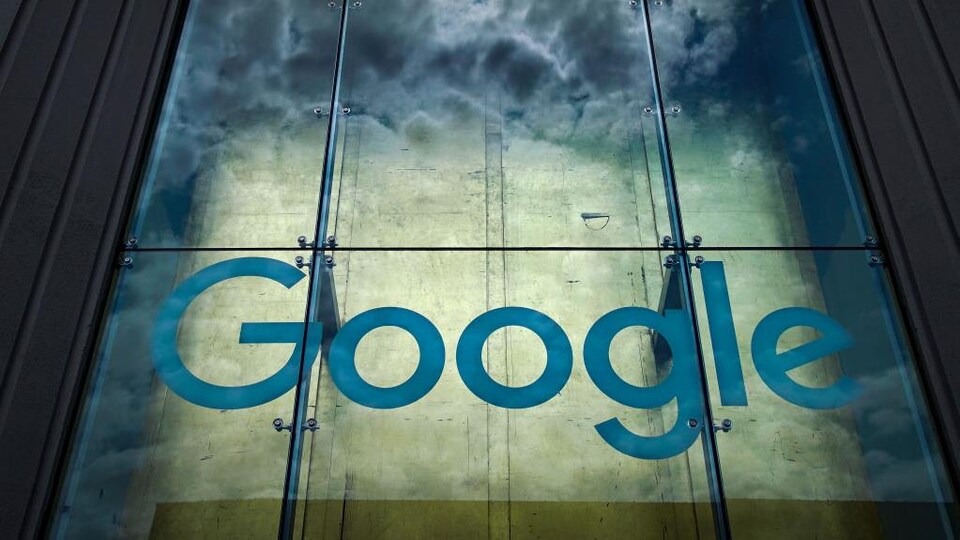 Le logo de Google sur la façade d'un édifice.