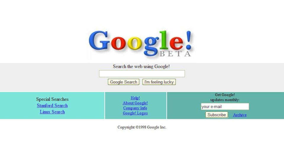 Une capture d'écran montrant la page d'accueil de Google en 1998, composée d'une page majoritairement blanche, du logo de l'entreprise avec un point d'exclamation à la fin, et d'une barre de recherche.