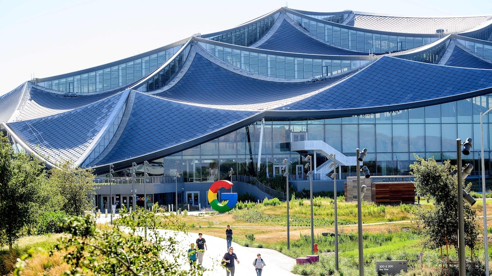 Des personnes quittent les nouveaux bâtiments de Google à la fin de la journée. 