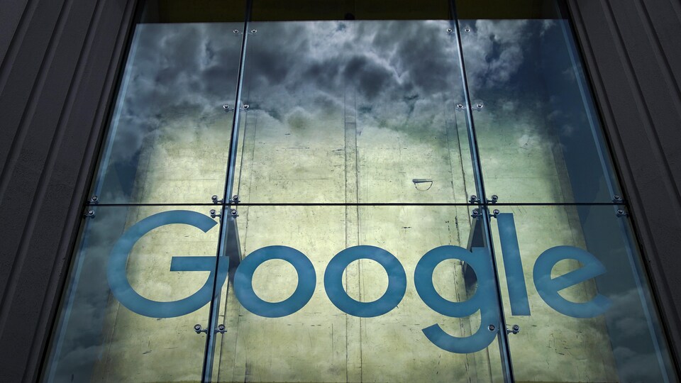 Le logo de Google orne l'extérieur des bureaux de cette entreprise américaine à New York.