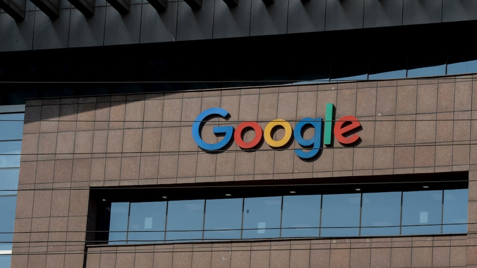 Il logo di Google sulla facciata esterna di un edificio.