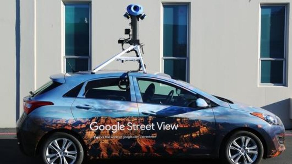 Une photo d'une voiture surmontée d'un appareil photo à 360 degrés et sur laquelle on peut lire « Google Street View ».