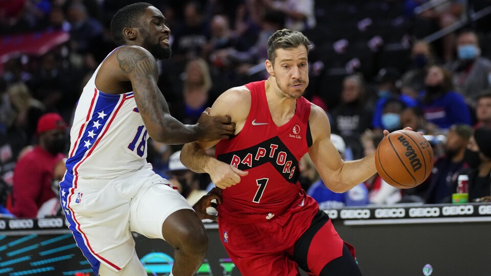 Goran Dragic dribble avec le ballon et tente de contourner un adversaire.