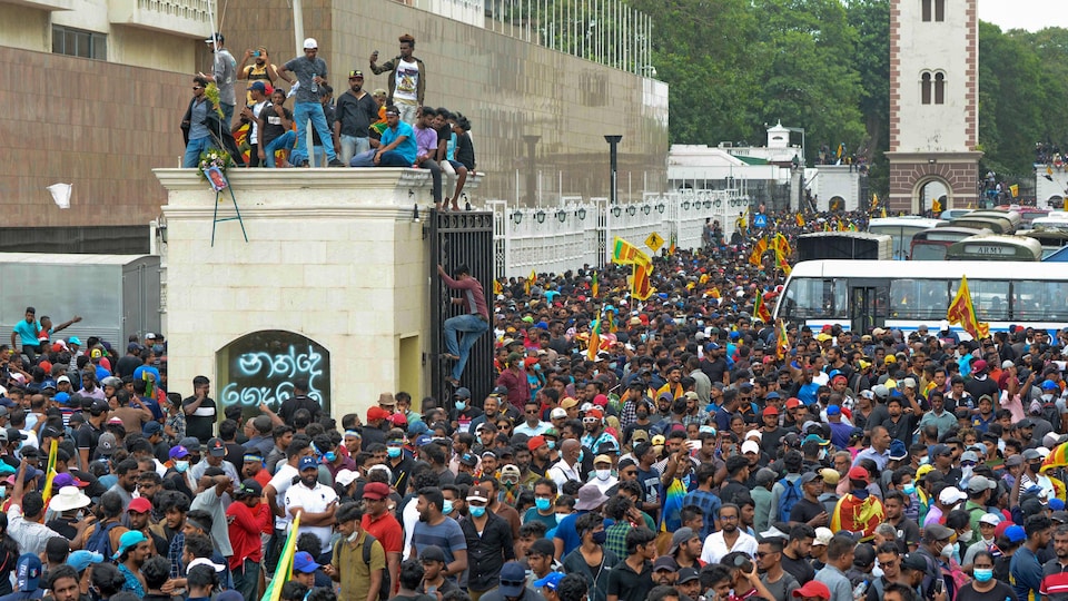 Une foule de manifestants massée à l'entrée du palais présidentiel sri-lankais.
