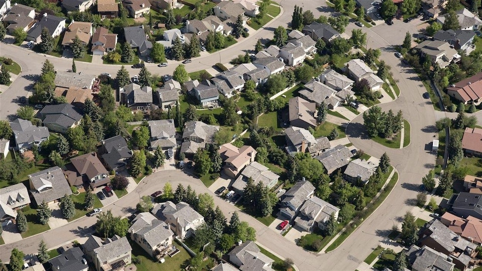Vue aérienne de maisons dans un quartier résidentiel.