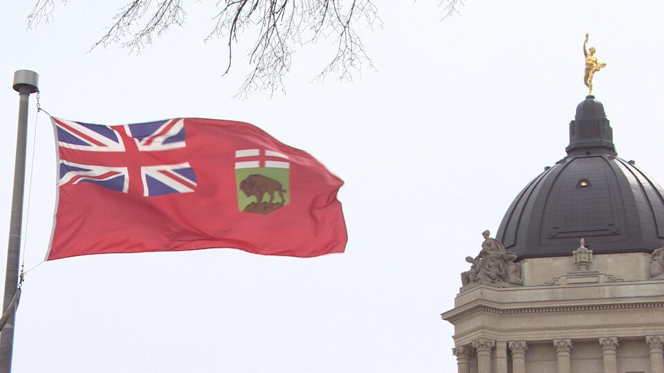 Le drapeau du Manitoba flotte devant le Palais législatif à Winnipeg, le 12 avril 2022.