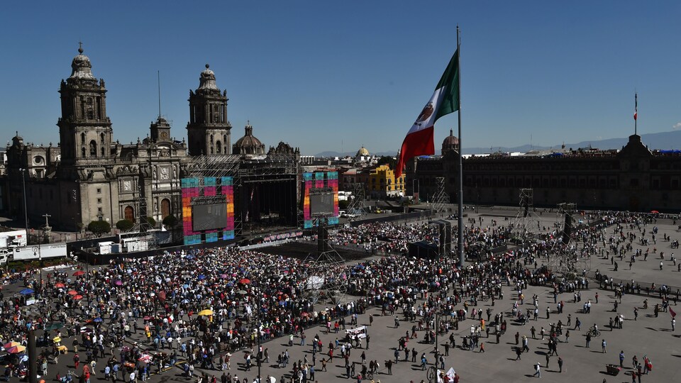 Une foule massée devant le Congrès mexicain, à Mexico.