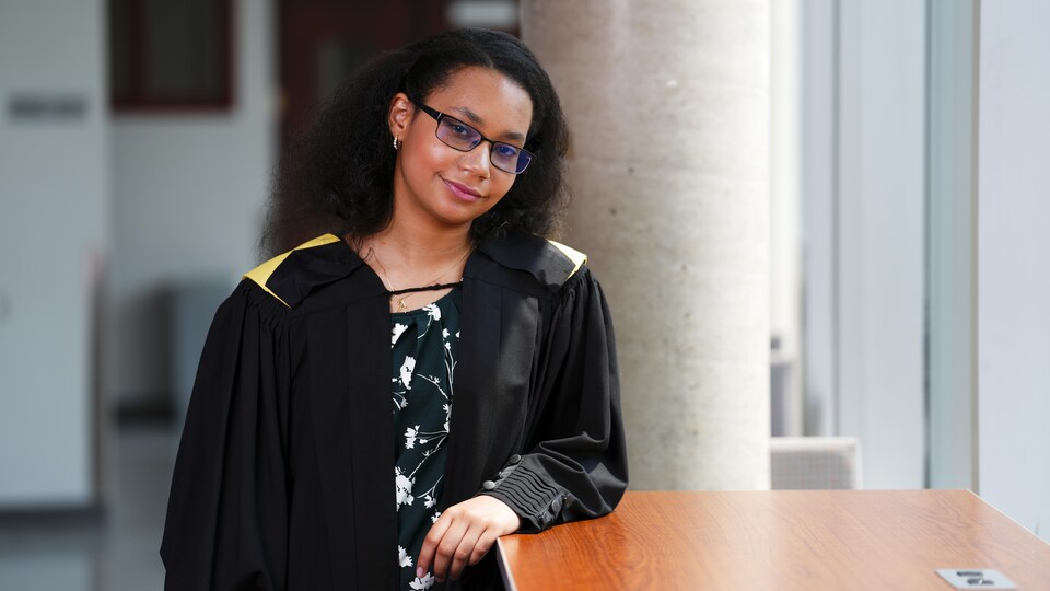 Grace Patricia Dennis, 12 ans, diplômée du programme de sciences biomédicales de l'Université d'Ottawa, pose pour un portrait à l'Université d'Ottawa, à Ottawa, le vendredi 2 juin 2023.