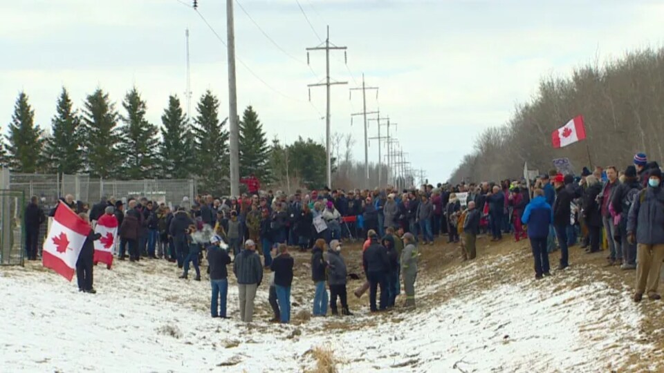 Une foule est réunie devant l'église.