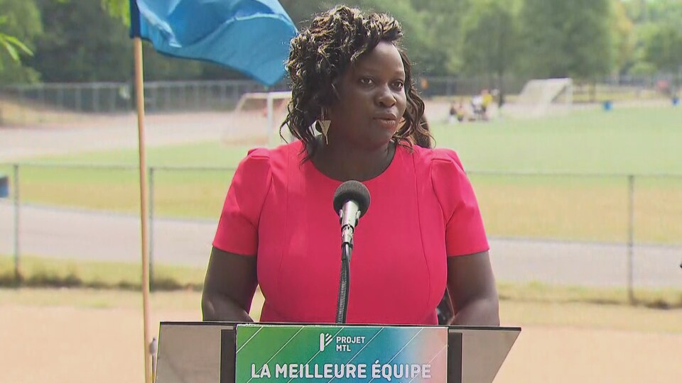 Gracia Kasoki Katahwa lors d'une conférence de presse dans un parc.