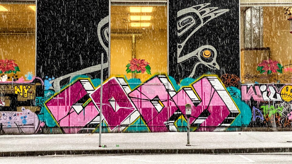 Une mural est recouverte d'autres graffitis.
