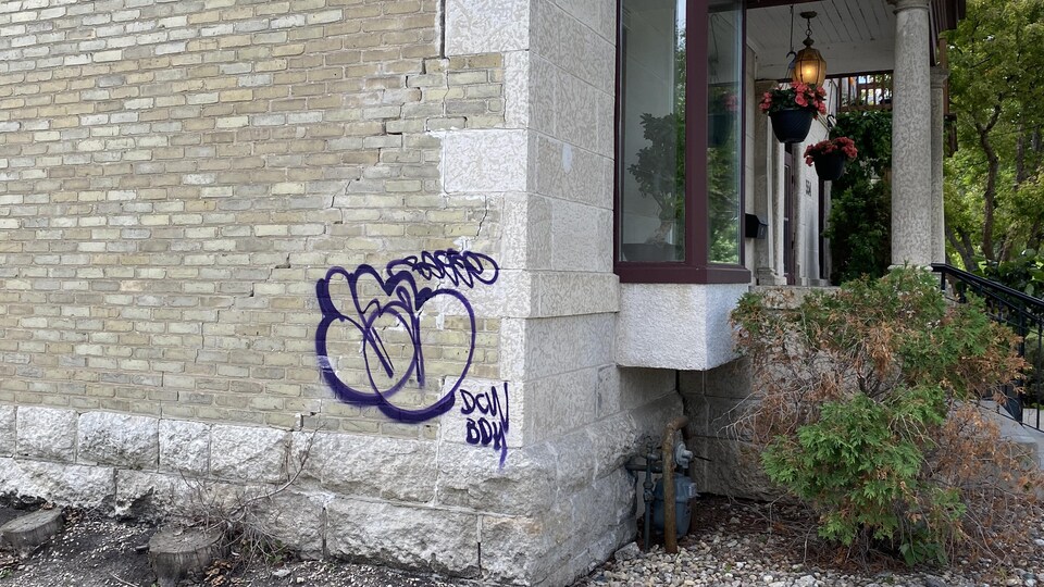 Un graffiti dessiné sur une maison.