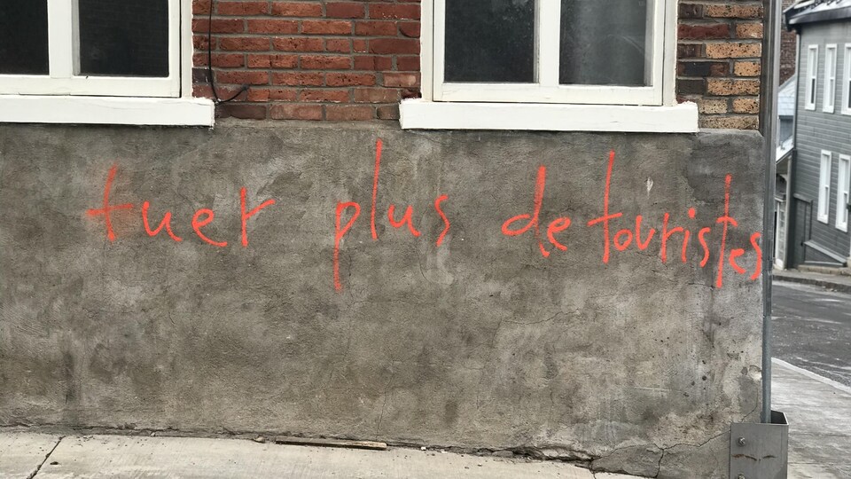 Un graffiti haineux sur un bâtiment du quartier Saint-Jean-Baptiste à Québec