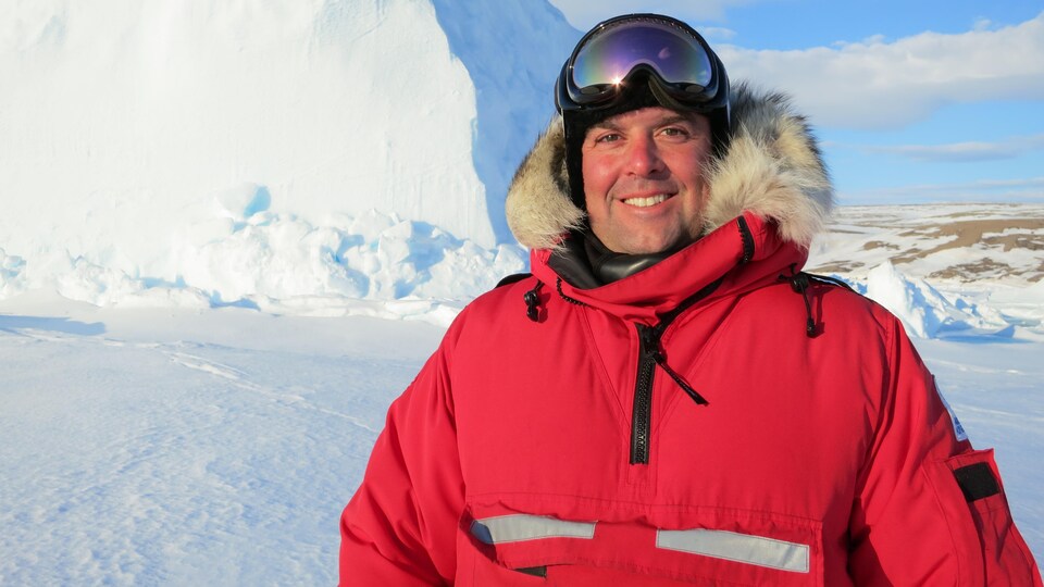 Graham Dickson devant un glacier.