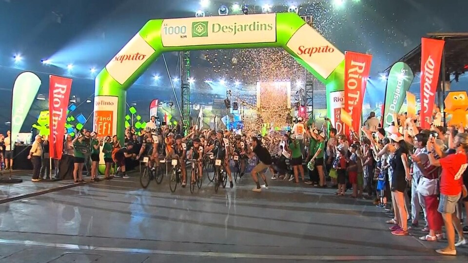 Des cyclistes franchissent le fil d'arrivée.