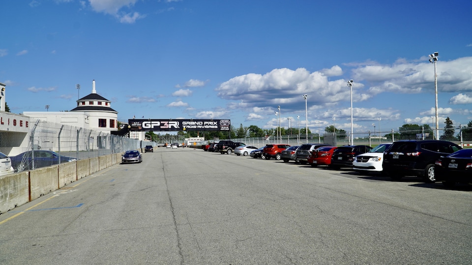 Des véhicules stationnés près de la Bâtisse industrielle.