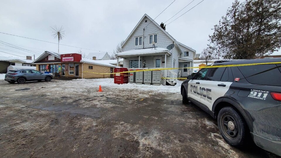 Un cordon policier devant un dépanneur.