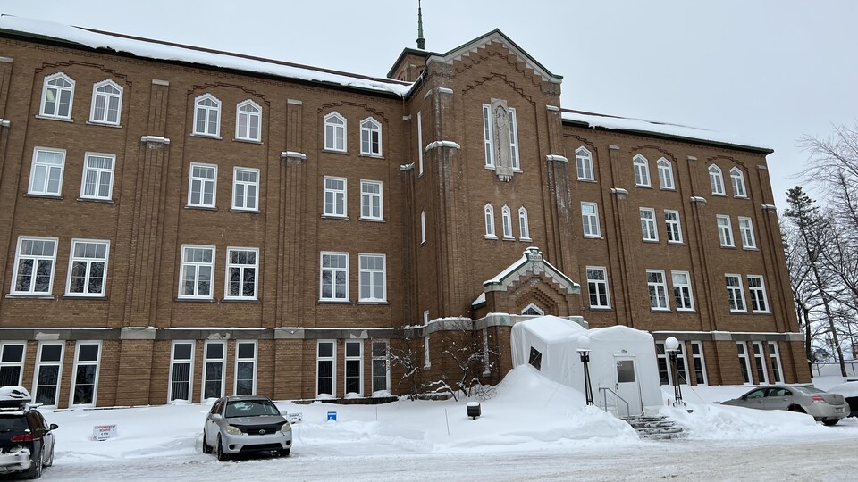 La façade d'un bâtiment de style ancienne école.