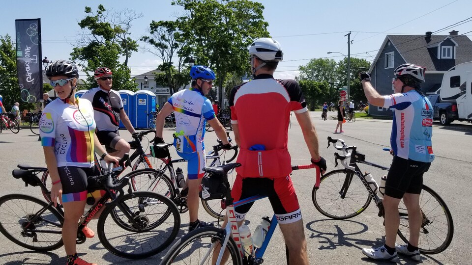 Un groupe de cyclistes prend une pause le long de la route.