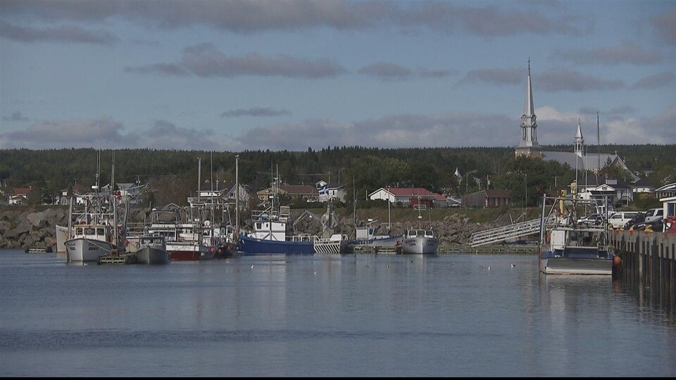 L'église et le quai de Grande-Rivière en Gaspésie.