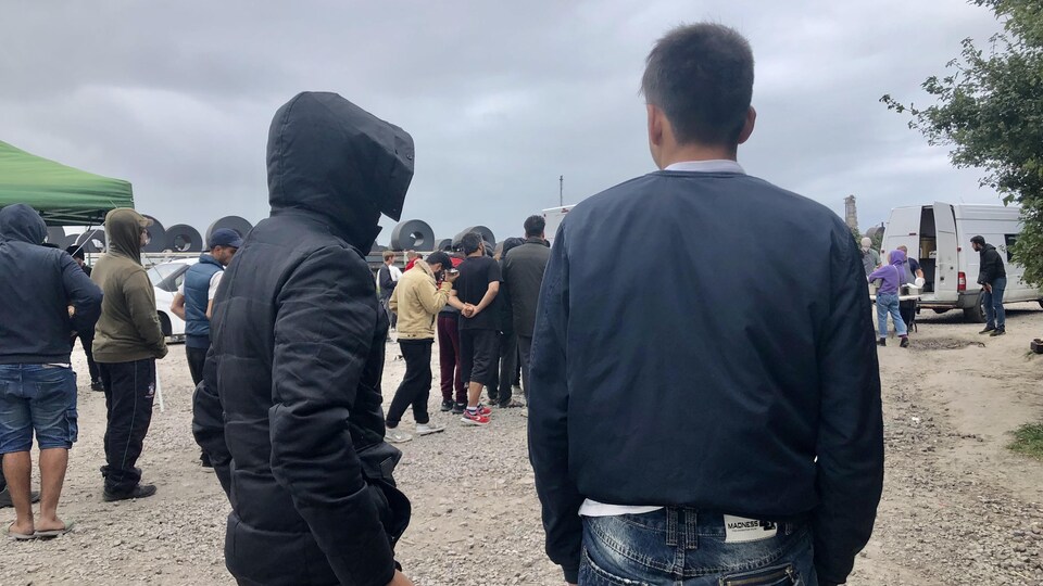 Deux Afghans vus de dos.
