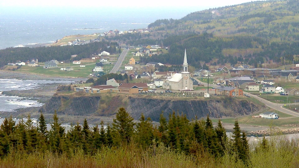 Vue aérienne de l'église et du coeur du village de Grande-Vallée.
