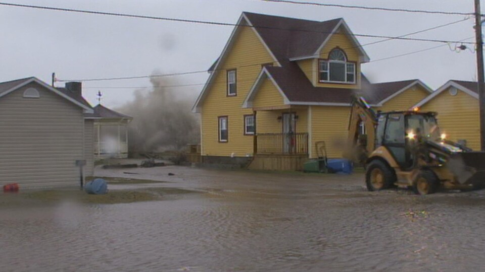 Une vague frappe le rivage lors des grandes marées de 2010 à Maria en Gaspésie.