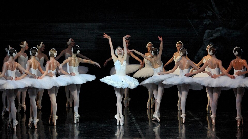 Des danseurs du Ballet de l'Opéra de Perm dans Le Lac des cygnes