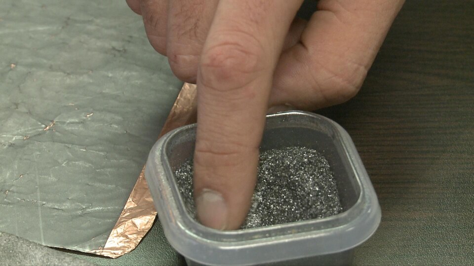 Le graphite est notamment utilisé dans la fabrication de briques résistantes à de très fortes températures et dans la fabrication de piles pour voitures électriques.