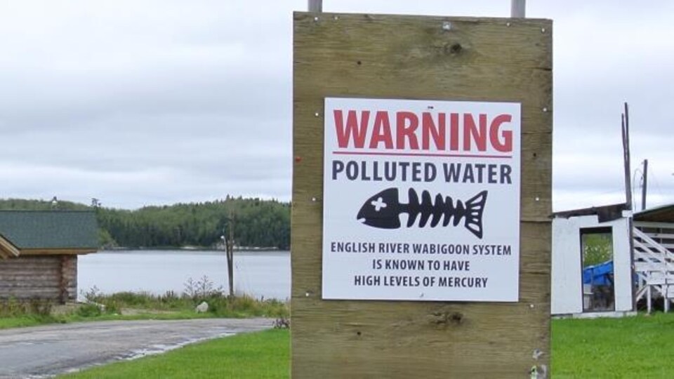 Un panneau qui avise les résidents que la rivière Wabigoon est contaminée par le mercure.