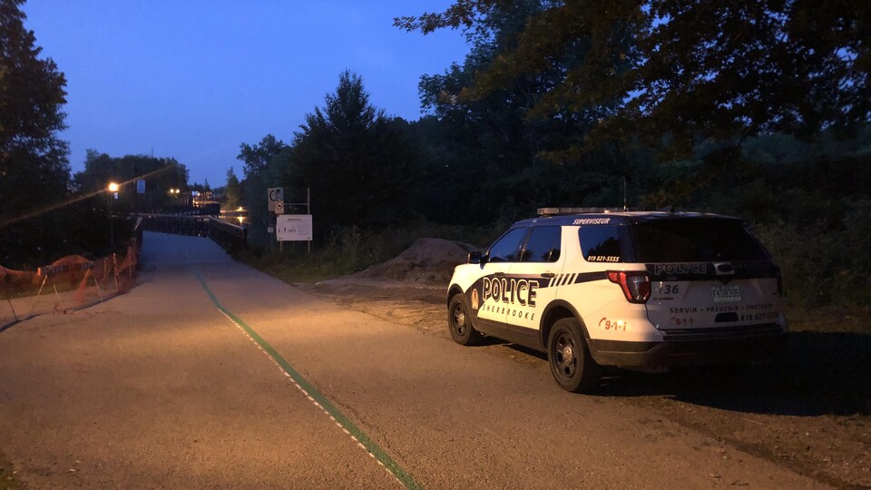 Une voiture de police à la promenade du Lac-des-Nations.