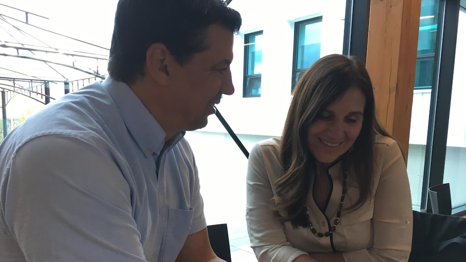 Le gestionnaire des services sociaux Richard Gray et la directrice générale de la Commission de la santé et des services sociaux des Premières Nations du Québec et du Labrador, Marjolaine Sioui