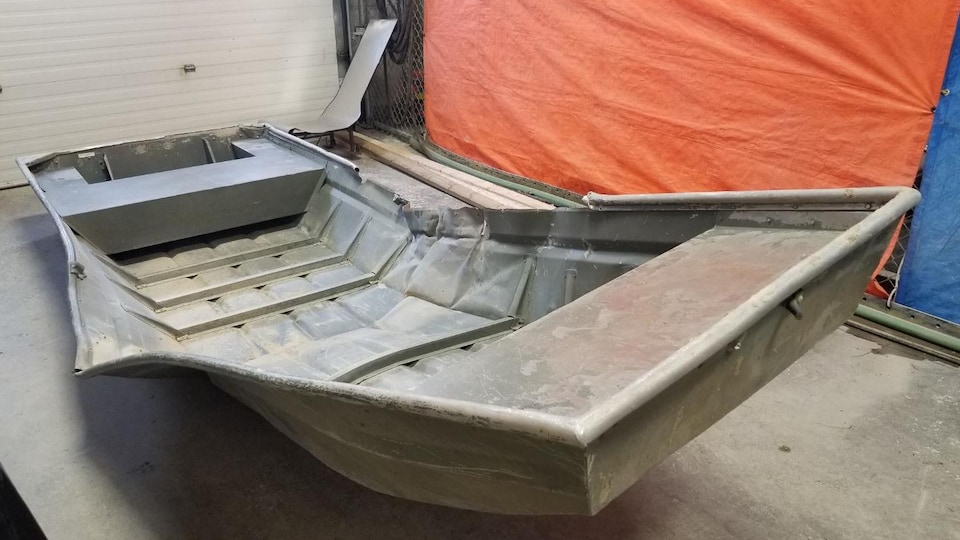 Un bateau en aluminium endommagé.