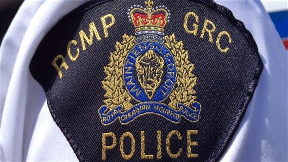 L'écusson de la Gendarmerie royale du Canada sur l'uniforme d'un agent.